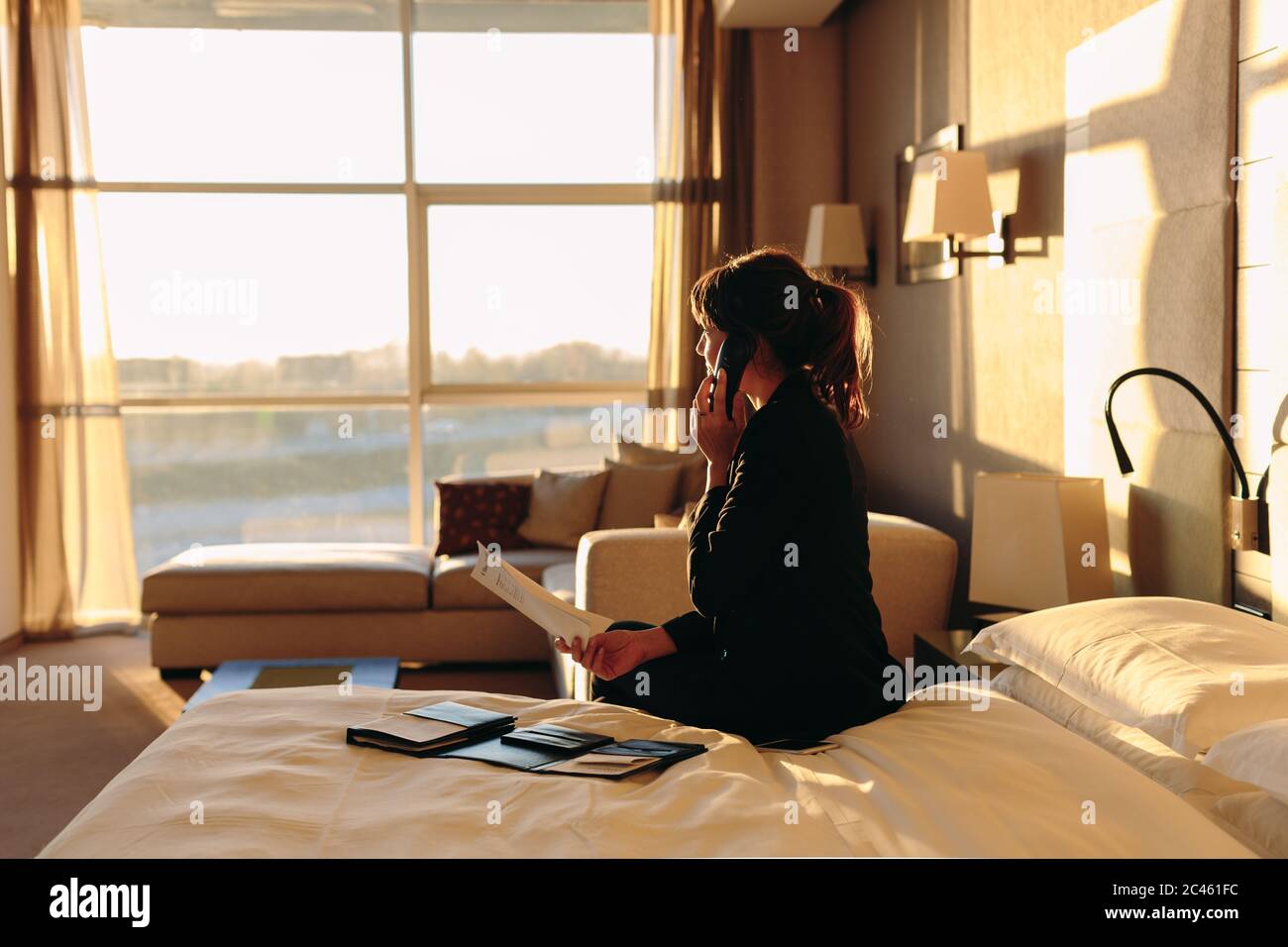Businesswoman ordering service en chambre dans l'hôtel Banque D'Images