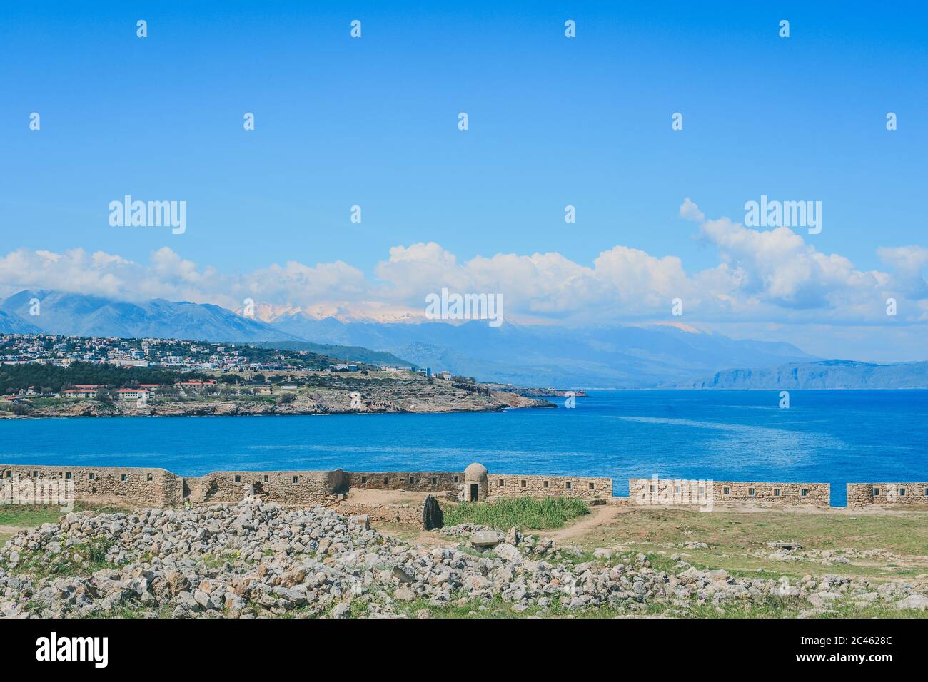 Vue depuis Fortezza Rethymno sur un magnifique paysage crétois Banque D'Images