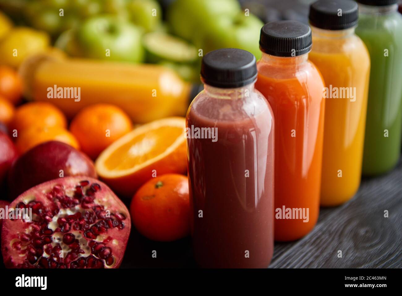 Bouteilles colorées remplies de jus de fruits et légumes frais ou de smoothie Banque D'Images