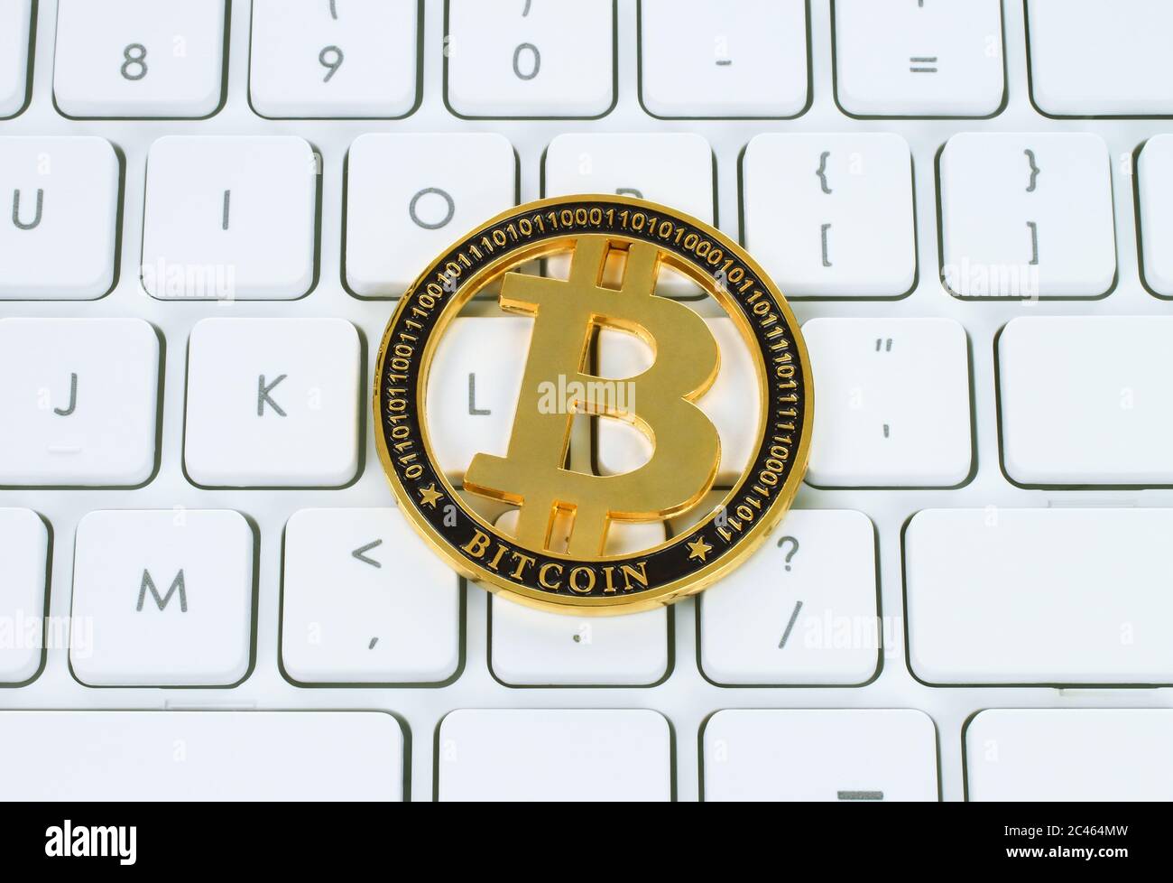 Pièce cryptocurrency Bitcoin sur fond de clavier blanc close-up Banque D'Images