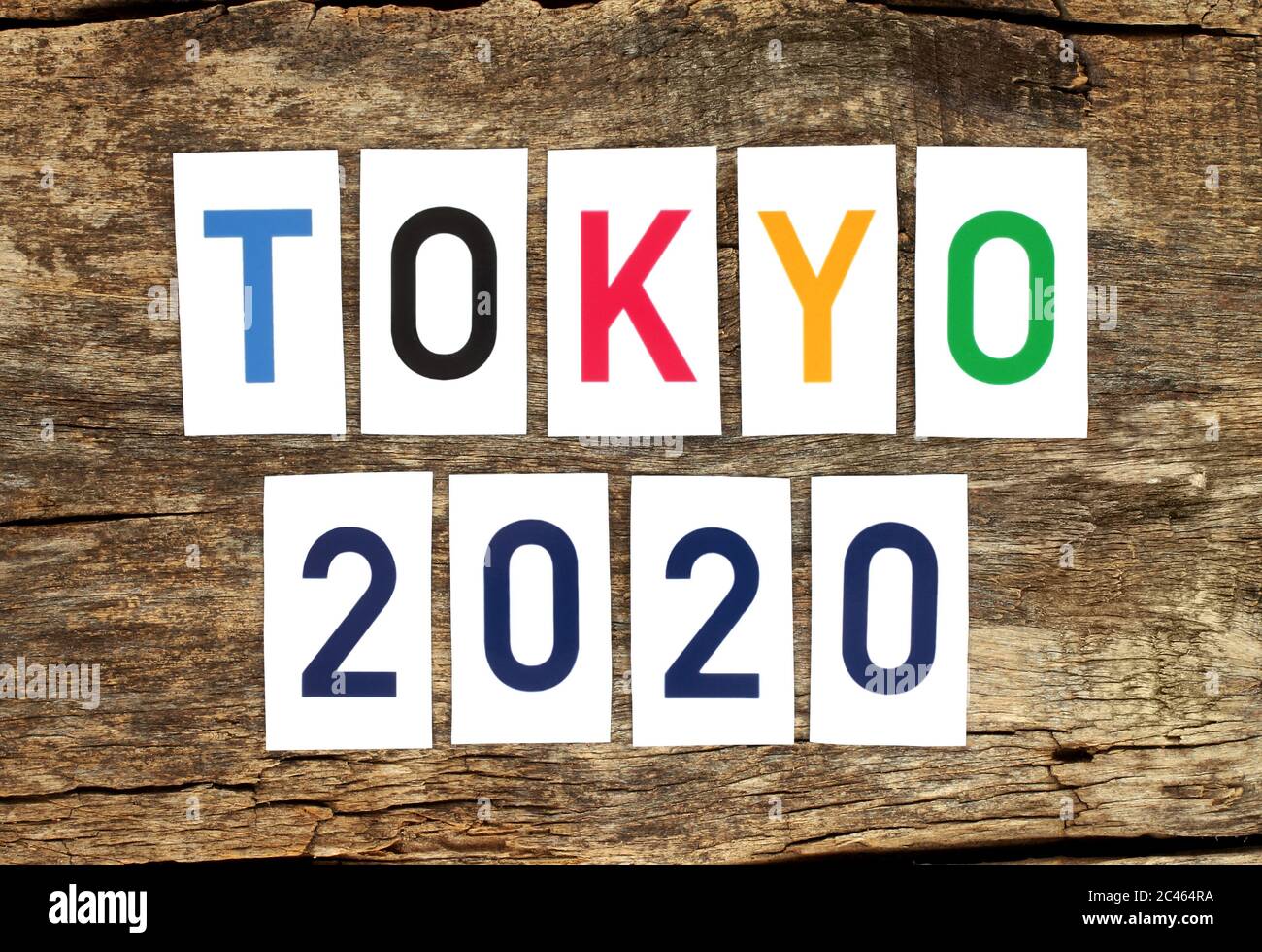Tokyo 2020 mots imprimés sur papier sur fond en bois ancien gros plan Banque D'Images