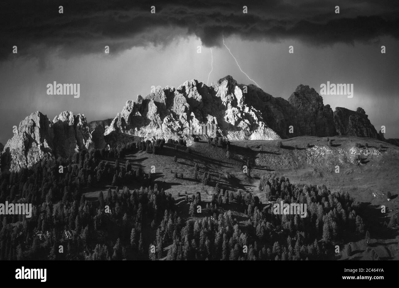 Image en noir et blanc de nuages spectaculaires et de foudre sur la montagne à Dolomite, Italie Banque D'Images