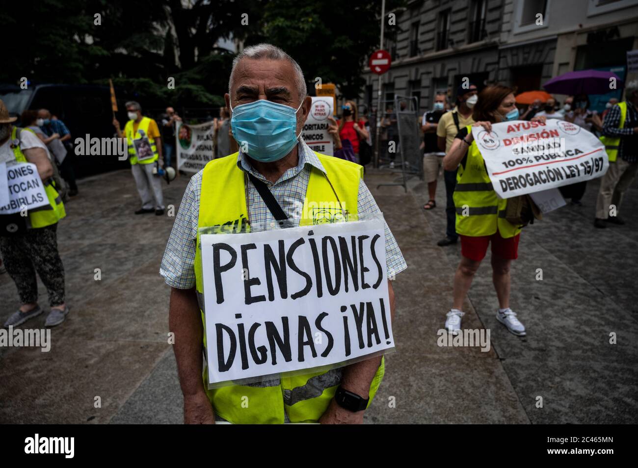 Madrid, Espagne. 24 juin 2020. Un homme portant un masque facial pour se protéger contre la propagation du coronavirus lors d'une protestation des retraités demandant la démission d'Isabel Diaz Ayuso (Présidente de la Communauté de Madrid) pour la gestion des maisons de retraite résidentielles âgées pendant l'épidémie de COVID-19, Où au moins 6.000 personnes âgées sont mortes à Madrid. L'étiquette indique: Pensions décentes maintenant! Crédit: Marcos del Mazo/Alay Live News Banque D'Images