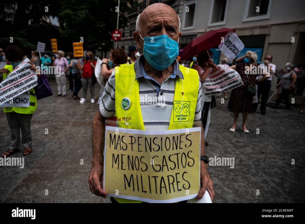 Madrid, Espagne. 24 juin 2020. Un homme portant un masque facial pour se protéger contre la propagation du coronavirus lors d'une protestation des retraités demandant la démission d'Isabel Diaz Ayuso (Présidente de la Communauté de Madrid) pour la gestion des maisons de retraite résidentielles âgées pendant l'épidémie de COVID-19, Où au moins 6.000 personnes âgées sont mortes à Madrid. L'écriteau indique : plus de pensions moins de dépenses militaires. Crédit: Marcos del Mazo/Alay Live News Banque D'Images