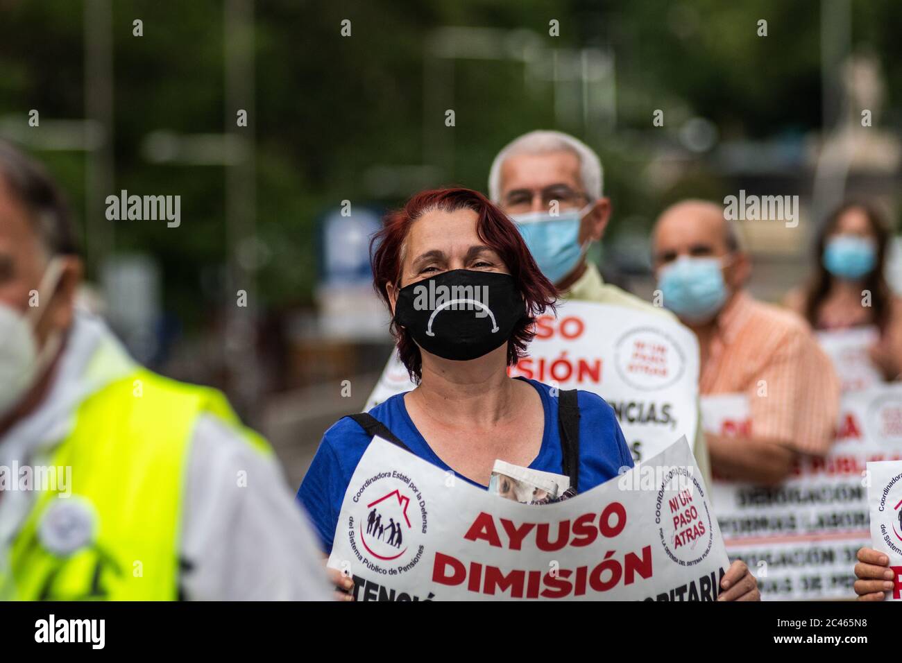 Madrid, Espagne. 24 juin 2020. Des personnes portant un masque facial pour se protéger contre la propagation du coronavirus lors d'une manifestation contre les retraités demandant la démission d'Isabel Diaz Ayuso (Présidente de la Communauté de Madrid) pour la gestion des maisons de retraite résidentielles âgées pendant l'épidémie de COVID-19, où au moins 6.000 personnes âgées sont mortes à Madrid. Crédit: Marcos del Mazo/Alay Live News Banque D'Images