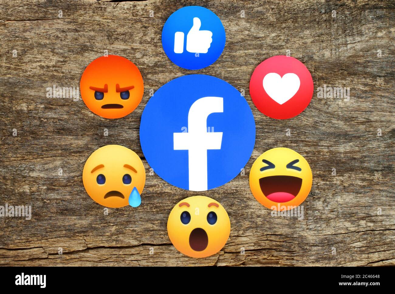 Kiev, Ukraine - 10 mai 2019: Nouveau Facebook Like Button 6 empathique réactions Emoji imprimé sur papier et placé sur fond de bois. Facebook est un nous Banque D'Images