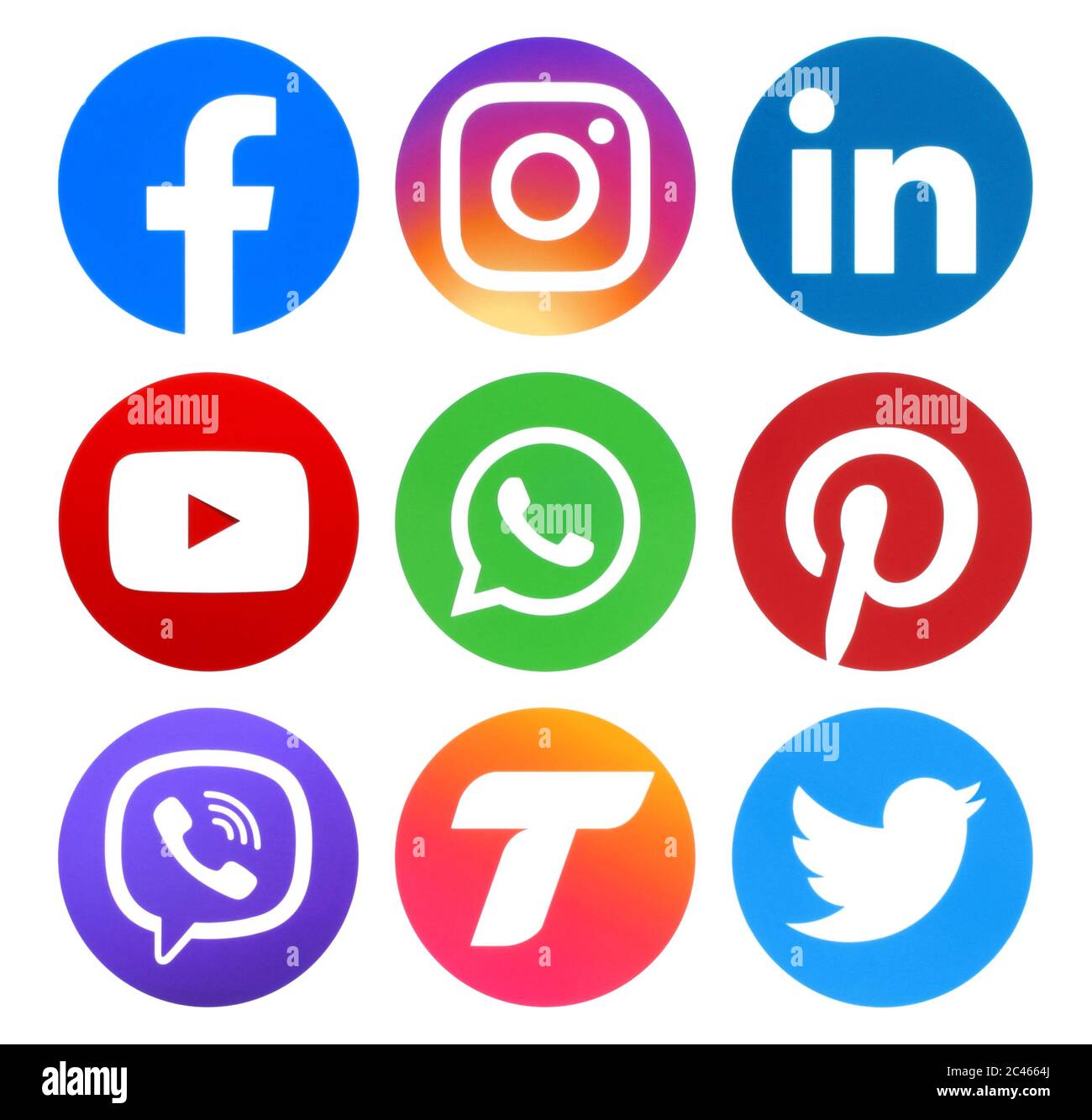 Kiev, Ukraine - 02 mai 2019 : collection de logos de cercles de médias sociaux populaires imprimés sur papier : Facebook, Tango, Viber, Instagram, Linkedin, Twitter, Banque D'Images