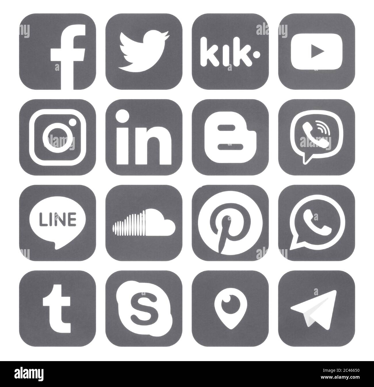 Kiev, Ukraine - 11 avril 2019 : collection de médias sociaux populaires, icônes grises arrondies, imprimé sur papier : Facebook, Twitter, Instagram, Kik, LinkedIn, Banque D'Images
