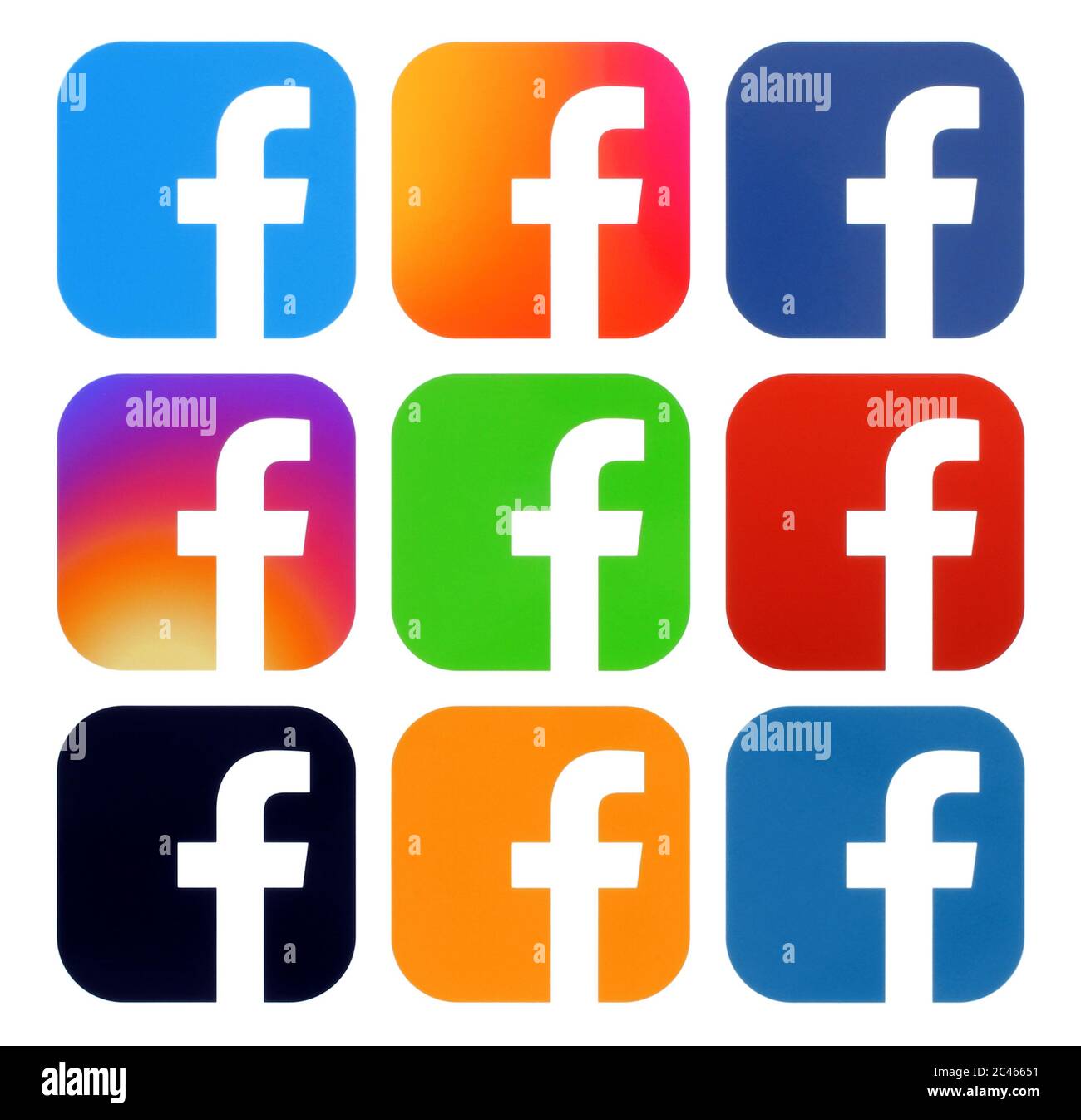Kiev, Ukraine - Aplril 25, 2019: Collection de logos Facebook en couleur, imprimé sur papier blanc. Facebook est un service de réseautage social bien connu Banque D'Images