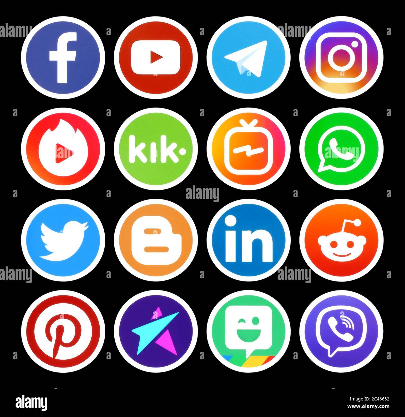 Kiev, Ukraine - 01 mars 2019: Icônes de médias sociaux de cercle populaire avec bordure blanche sur fond noir imprimé sur le papier: Facebook, Twitter, Instagram, P Banque D'Images