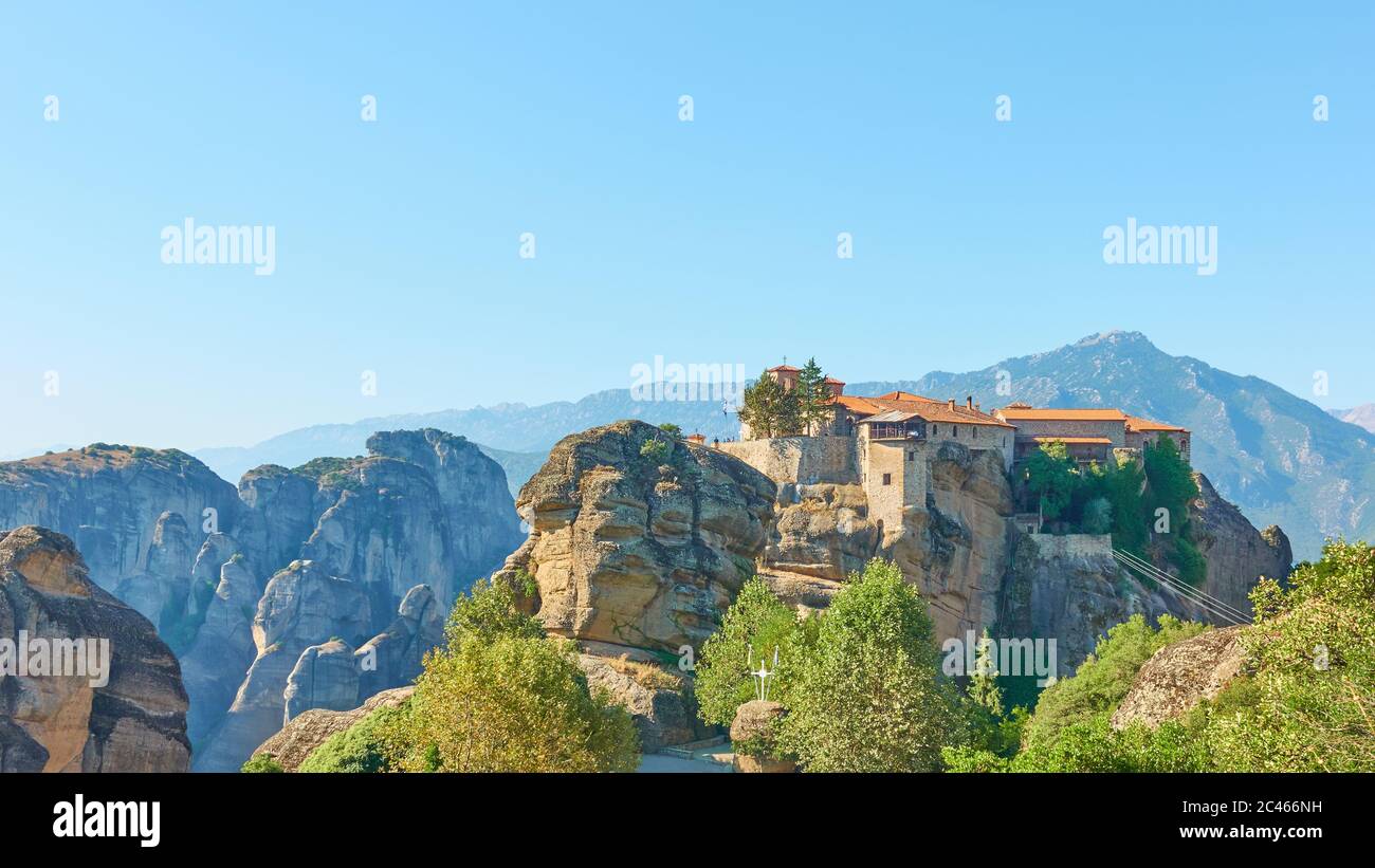 Vue panoramique sur les Météores en Grèce avec l'ancien monastère de Varlaam - paysage grec coloré Banque D'Images