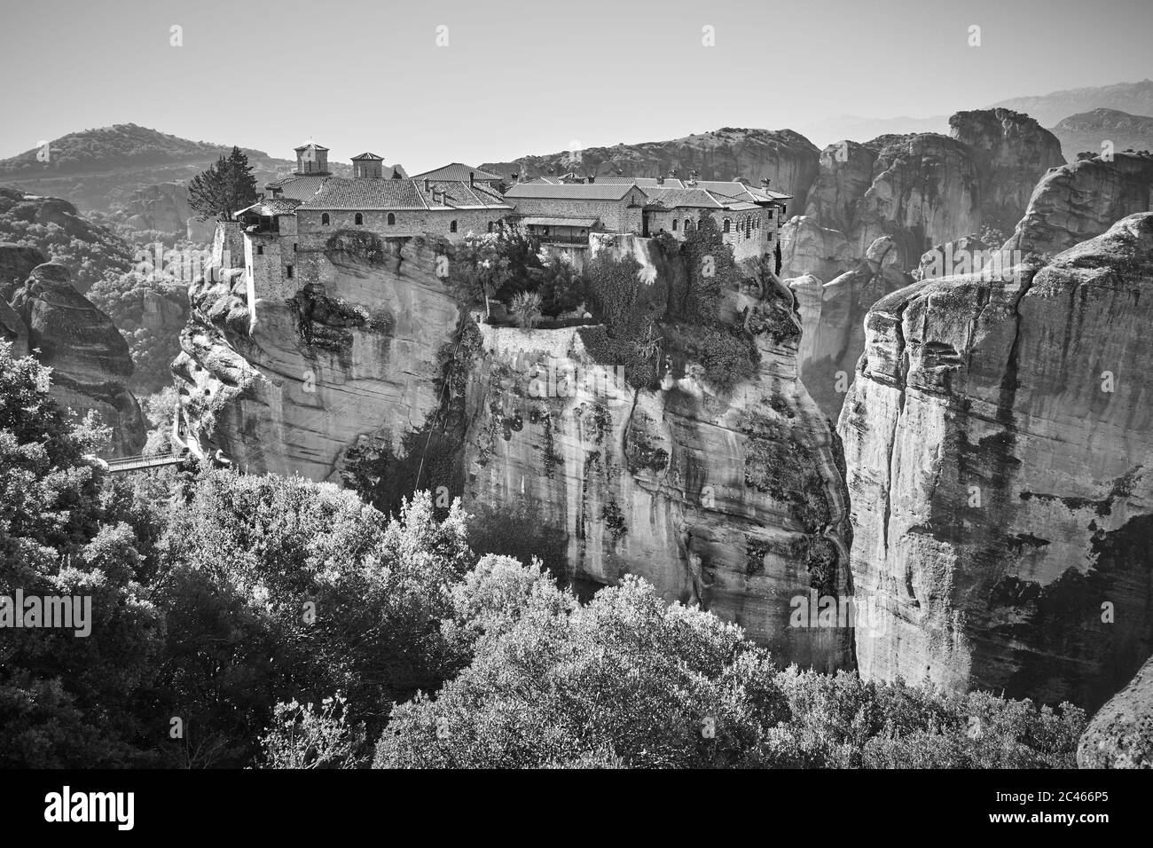 Ancien monastère sur la falaise à Meteora en Grèce - paysage grec noir et blanc Banque D'Images