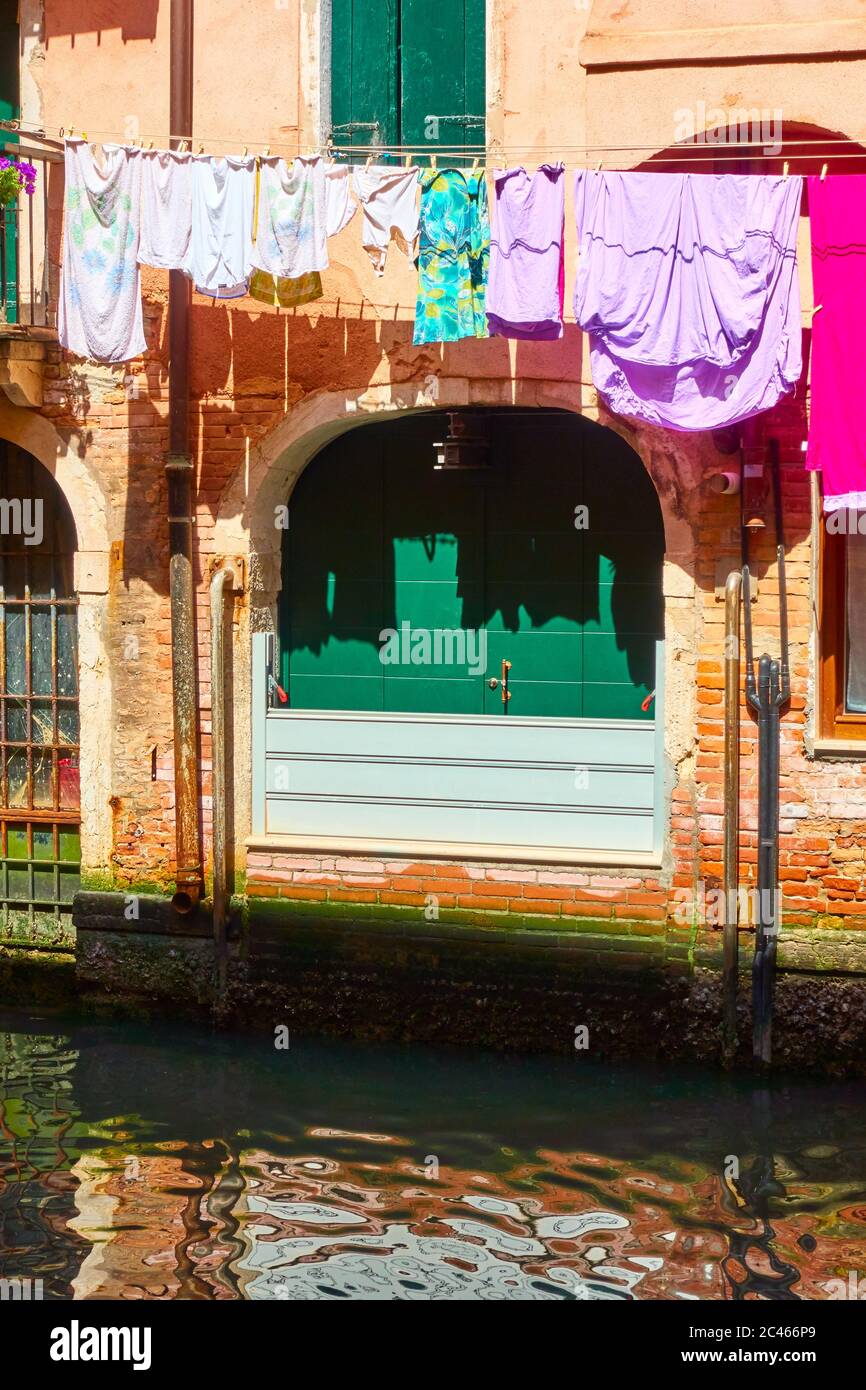 Maison au bord du canal avec linge de toilette extérieur à Venise, Italie Banque D'Images