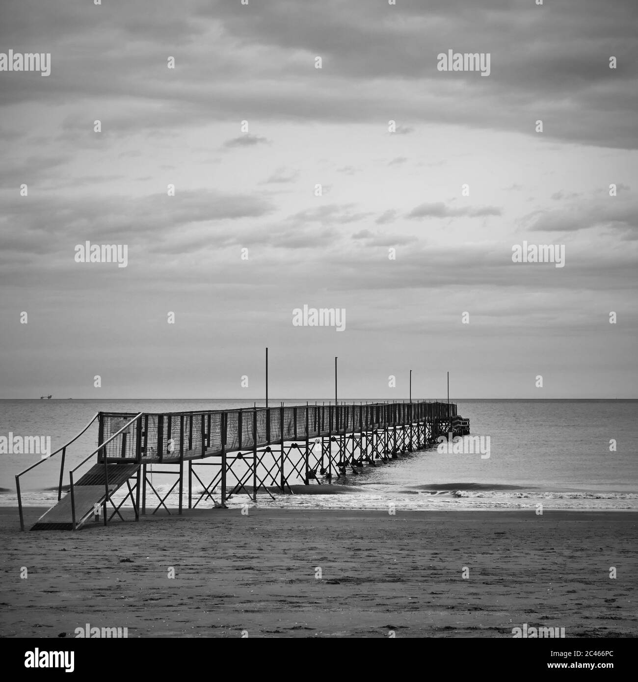 Mer et jetée. Photographie en noir et blanc. Paysage - paysage marin Banque D'Images