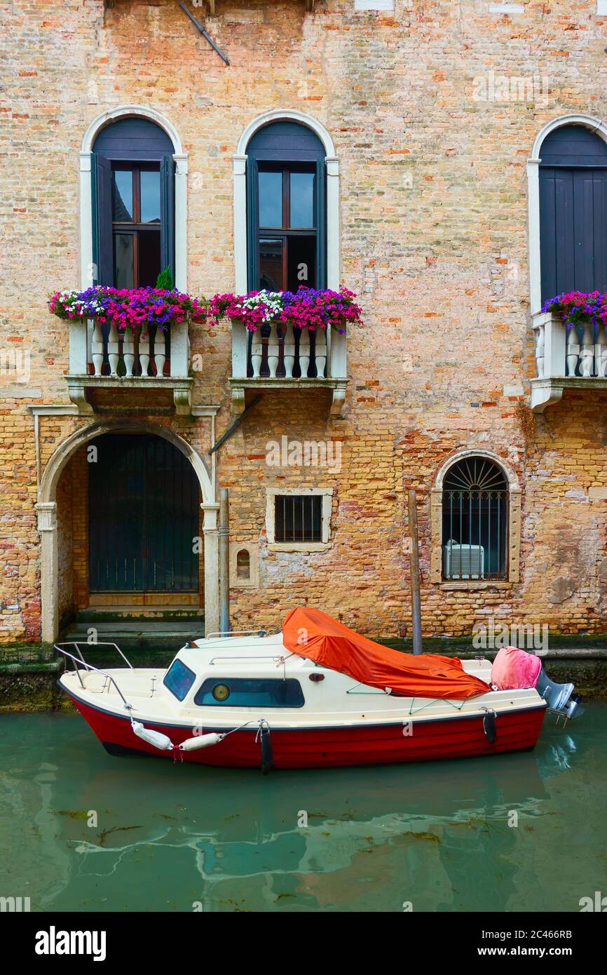 Canal vénitien avec bateau à moteur amarré, Venise, Italie Banque D'Images