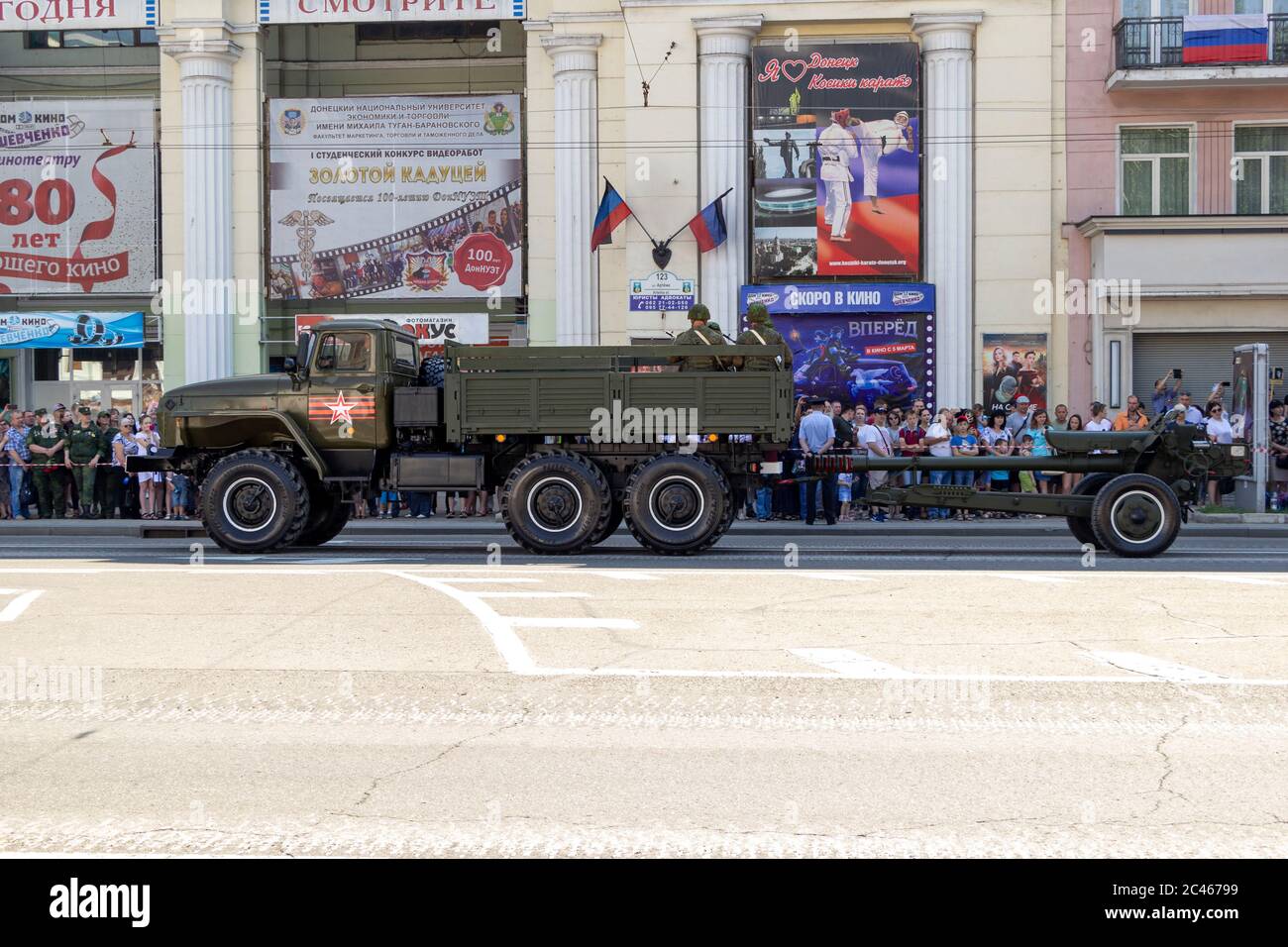 Donetsk, Donetsk People Republic, Ukraine, 24 juin 2020 : un convoi de véhicules militaires avec des canons d'artillerie soviétiques sur une remorque se déplace le long de l'Artyom Str Banque D'Images