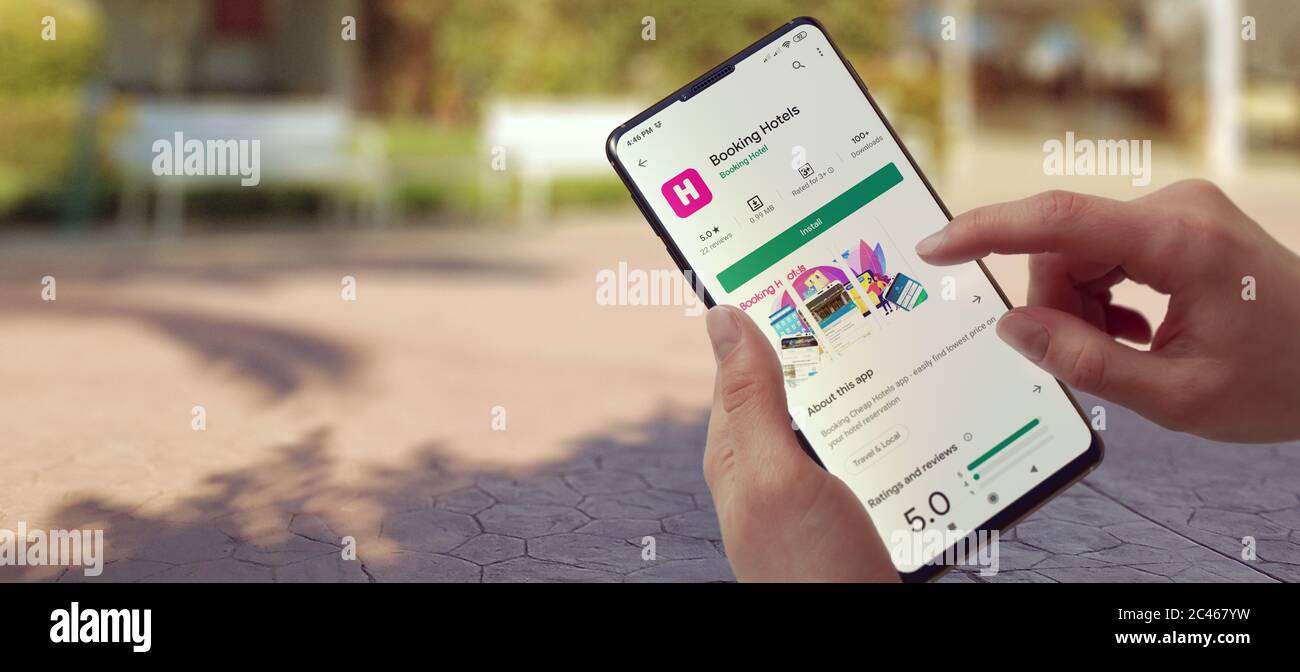 KIEV, UKRAINE-JANVIER, 2020: Réservation d'hôtels sur l'écran de smartphone. Un téléphone mobile posé sur une surface sombre avec une application de réservation d'hôtels. Concept de médias sociaux Banque D'Images
