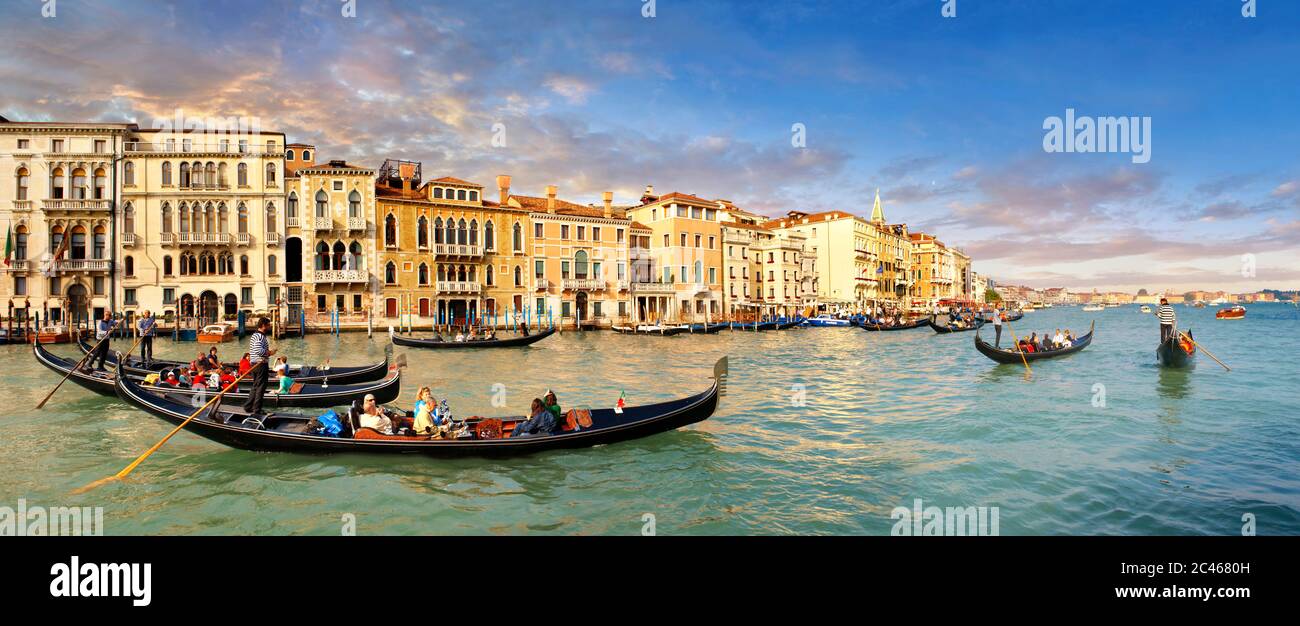 Promenade en gondole à Venise sur le grand canal vénitien au coucher du soleil Banque D'Images