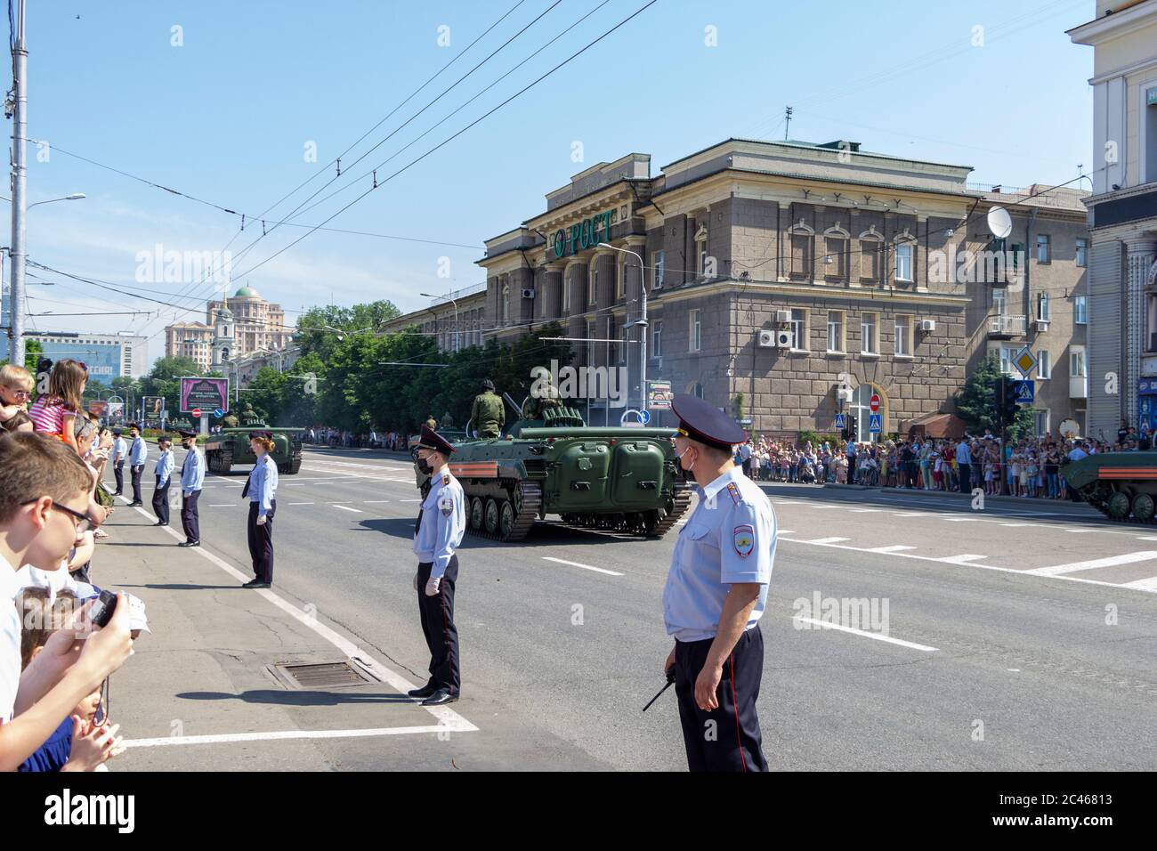 Donetsk, Donetsk People Republic, Ukraine - 24 juin 2020 : des véhicules d'atterrissage avec des soldats se déplacent le long de la rue principale de la ville pendant la victoire Pa Banque D'Images