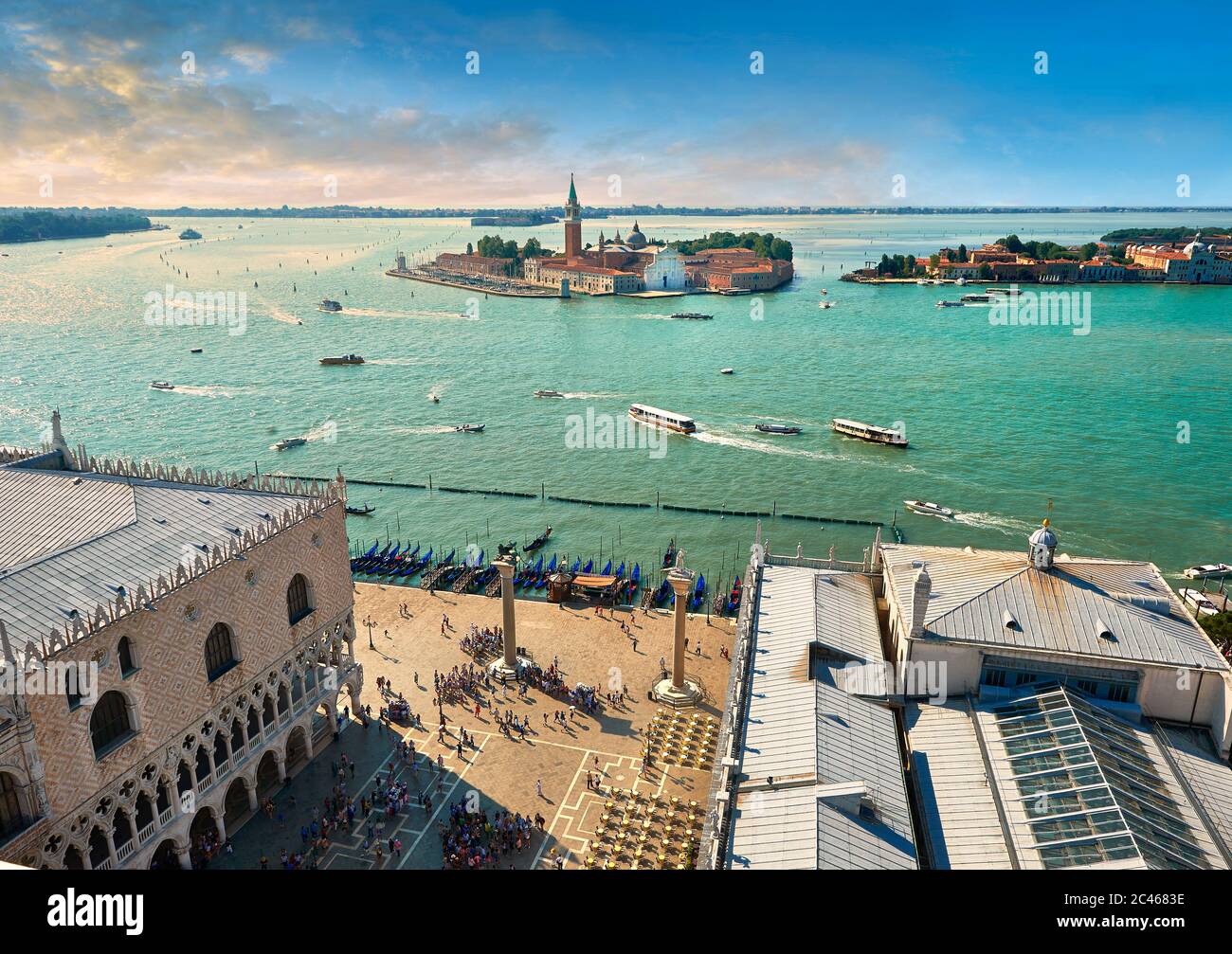 Vue Arial de la place Saint-Marc et des Doges avec l'île de San Giorgio Maggiore derrière, avec sa façade d'église conçue Banque D'Images