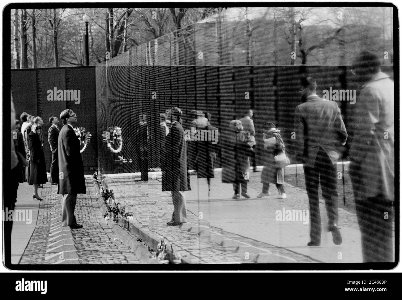 Le Vietnam Veterans Memorial est un monument commémoratif américain de 2 acres (8,093.71 m²) à Washington, D.C., il rend hommage aux membres de service des forces armées américaines qui ont combattu pendant la guerre du Vietnam, les membres de service qui sont morts en service au Vietnam/Asie du Sud-est, et les membres du service qui étaient incomptabilisés pendant la guerre. Banque D'Images