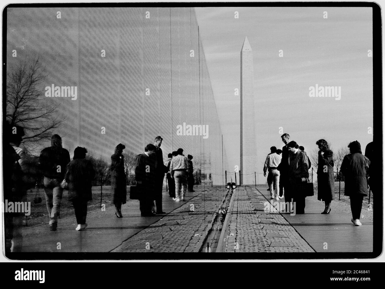 Le Vietnam Veterans Memorial est un monument commémoratif américain de 2 acres (8,093.71 m²) à Washington, D.C., il rend hommage aux membres de service des forces armées américaines qui ont combattu pendant la guerre du Vietnam, les membres de service qui sont morts en service au Vietnam/Asie du Sud-est, et les membres du service qui étaient incomptabilisés pendant la guerre. Banque D'Images