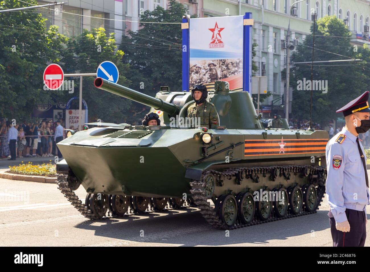 Donetsk, Donetsk People Republic, Ukraine - 24 juin 2020 : des supports d'artillerie automoteurs se déplacent le long de la rue principale de la ville pendant la victoire P. Banque D'Images