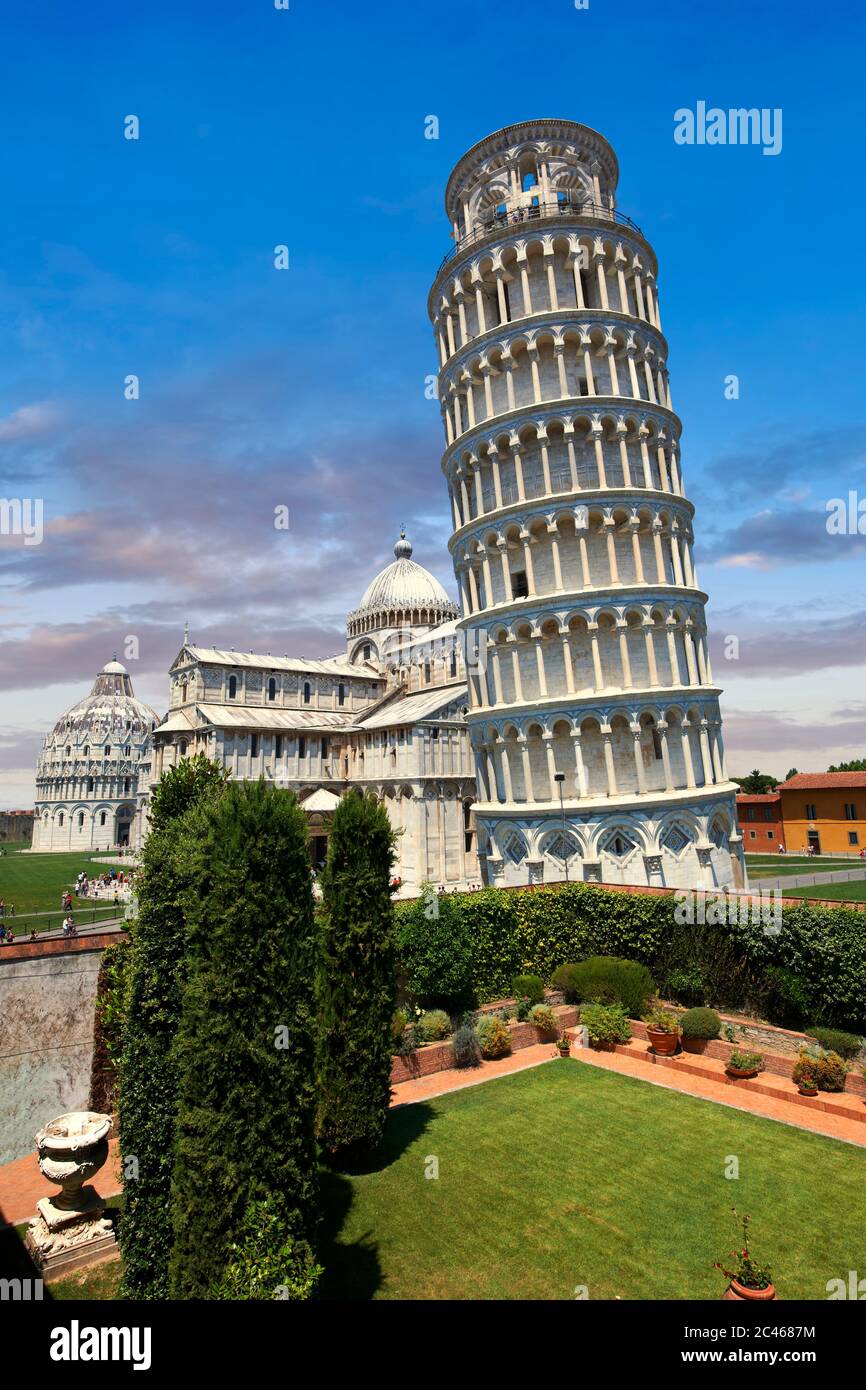 Vue sur la Tour de Pise, la Tour de la cloche, Piazza del Miracoli , Pise, Italie Banque D'Images
