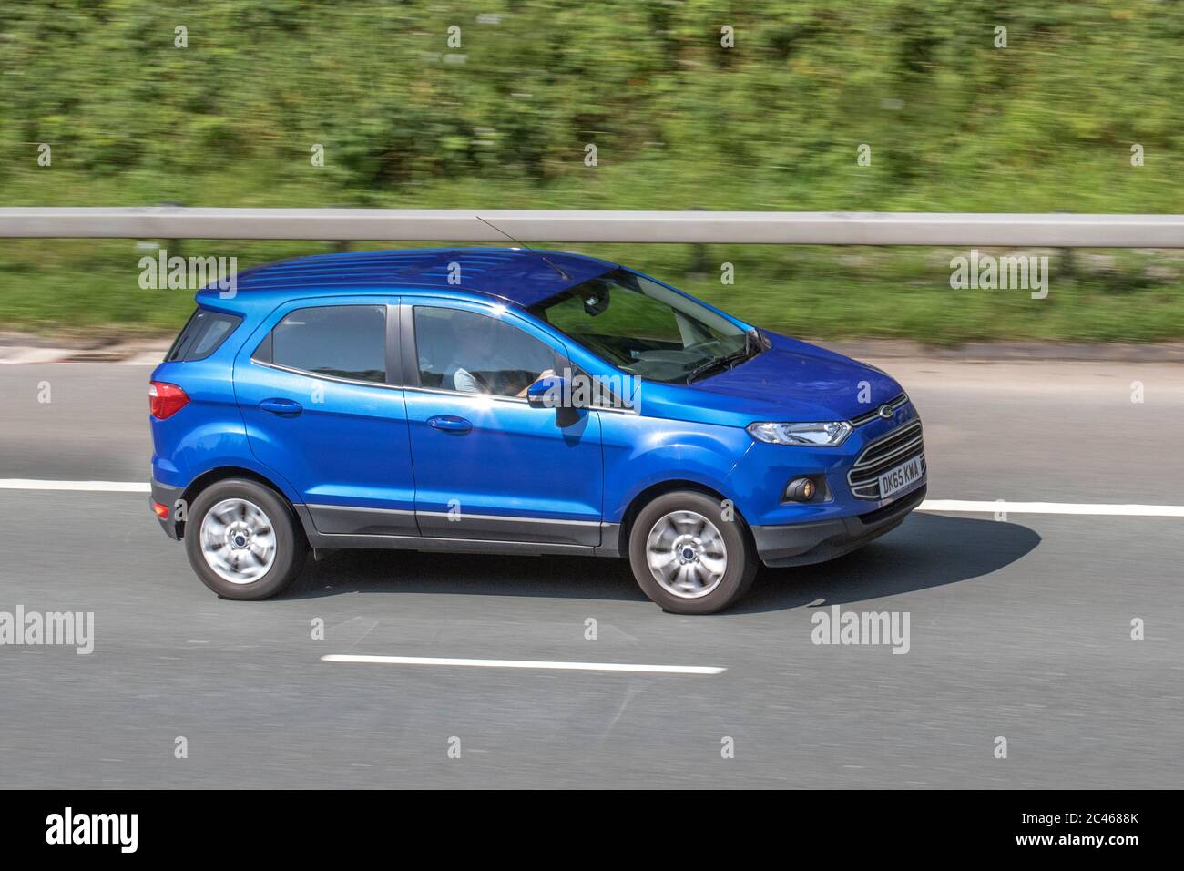 2015 bleu Ford Ecosport Zetec Turbo; véhicules mobiles, voitures roulant sur les routes britanniques, moteurs, moto sur l'autoroute M6 Banque D'Images