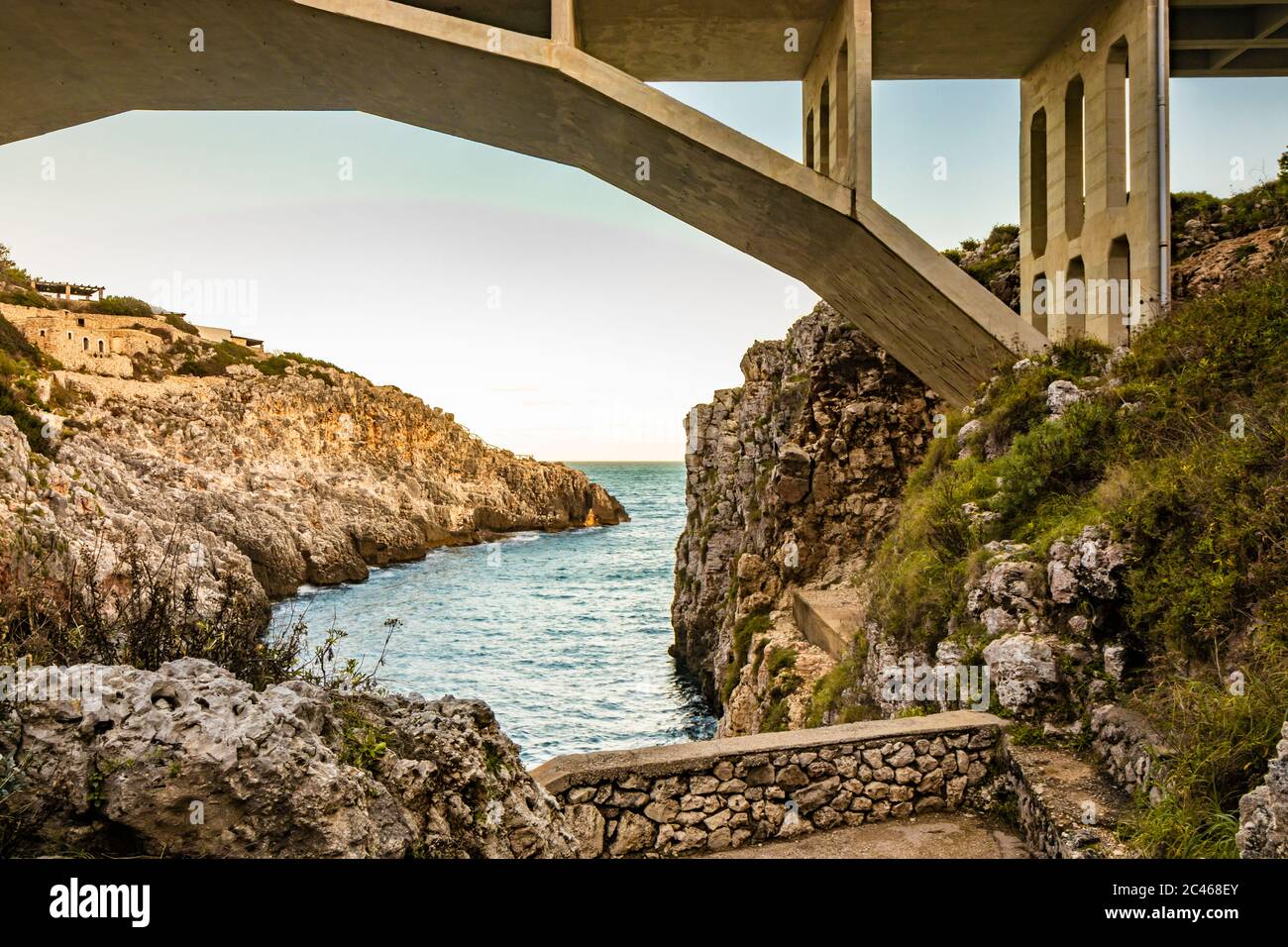 Le pont Ciolo relie deux hautes falaises. Une entrée de mer, à Gagliano del Capo, près de Santa Maria di Leuca. Le coucher de soleil rouge et orange. Sur un winte Banque D'Images