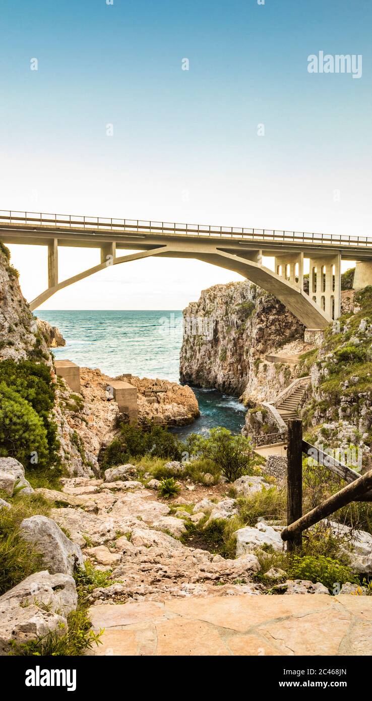 Le pont Ciolo relie deux hautes falaises. Une entrée de mer, à Gagliano del Capo, près de Santa Maria di Leuca. Le coucher de soleil rouge et orange. Sur un winte Banque D'Images