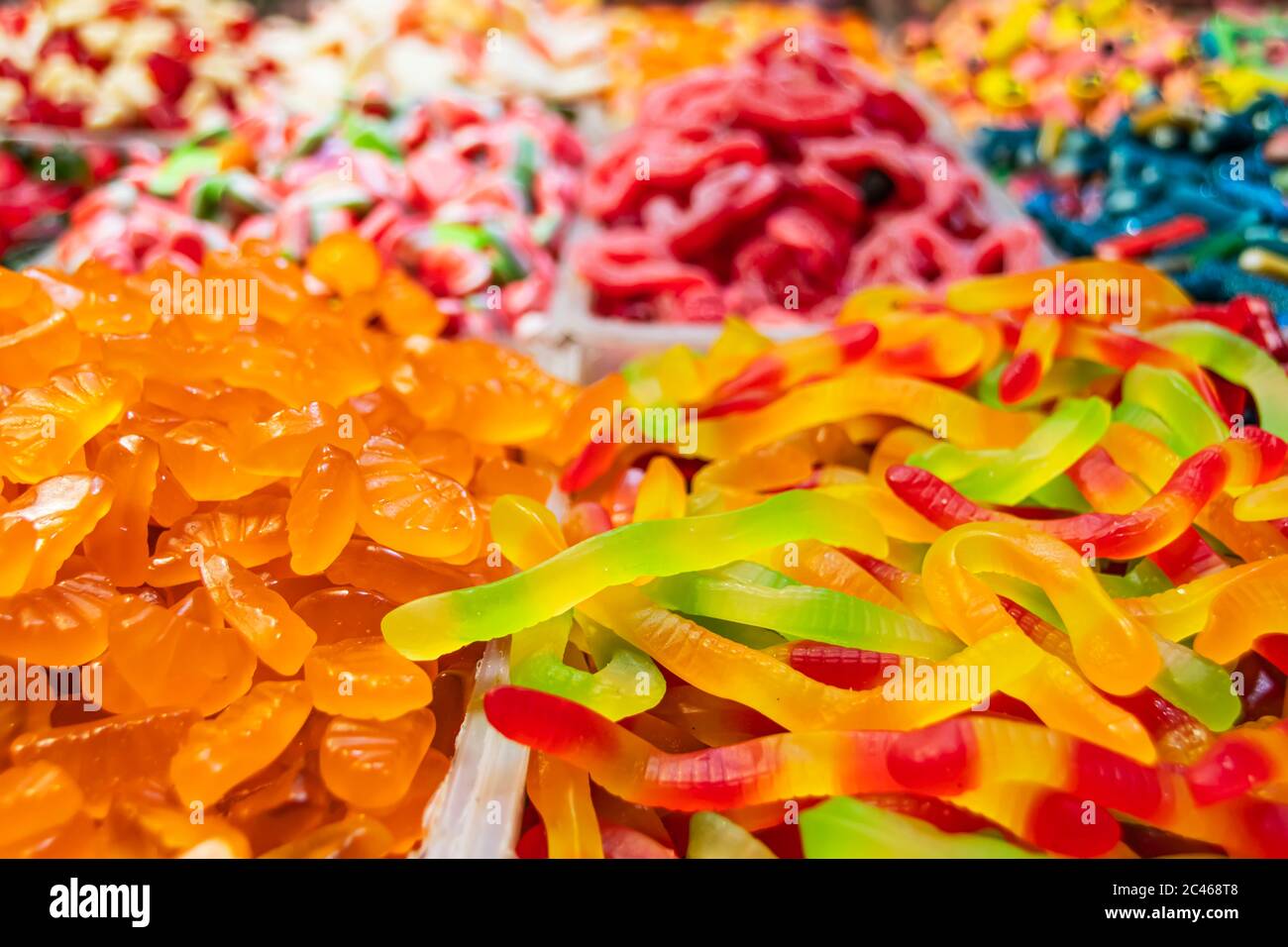 Des bonbons orientaux colorés de formes variées se trouvent sur un comptoir de marché Banque D'Images