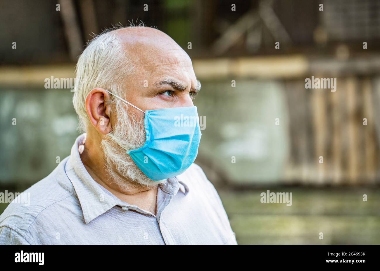 Coronavirus, maladie, infection, quarantaine, masque médical. Vieux homme portant un masque. Portrait d'un vieil homme, âgé d'années, dans un masque médical. Concept Banque D'Images