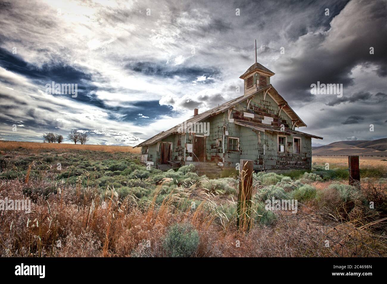 Schoolhouse abandonné dans la région de Palouse au sud de Washington, dans le nord-ouest des États-Unis, surplombant la rivière Columbia avec des nuages Banque D'Images