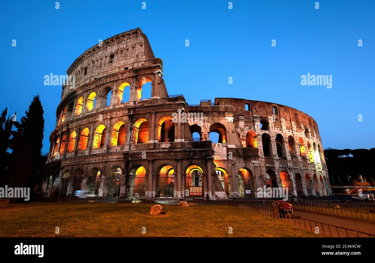 Beleuchtetes Kolosseum BEI Dämmerung am Abend, ROM, Latium, Italien, Europa Banque D'Images