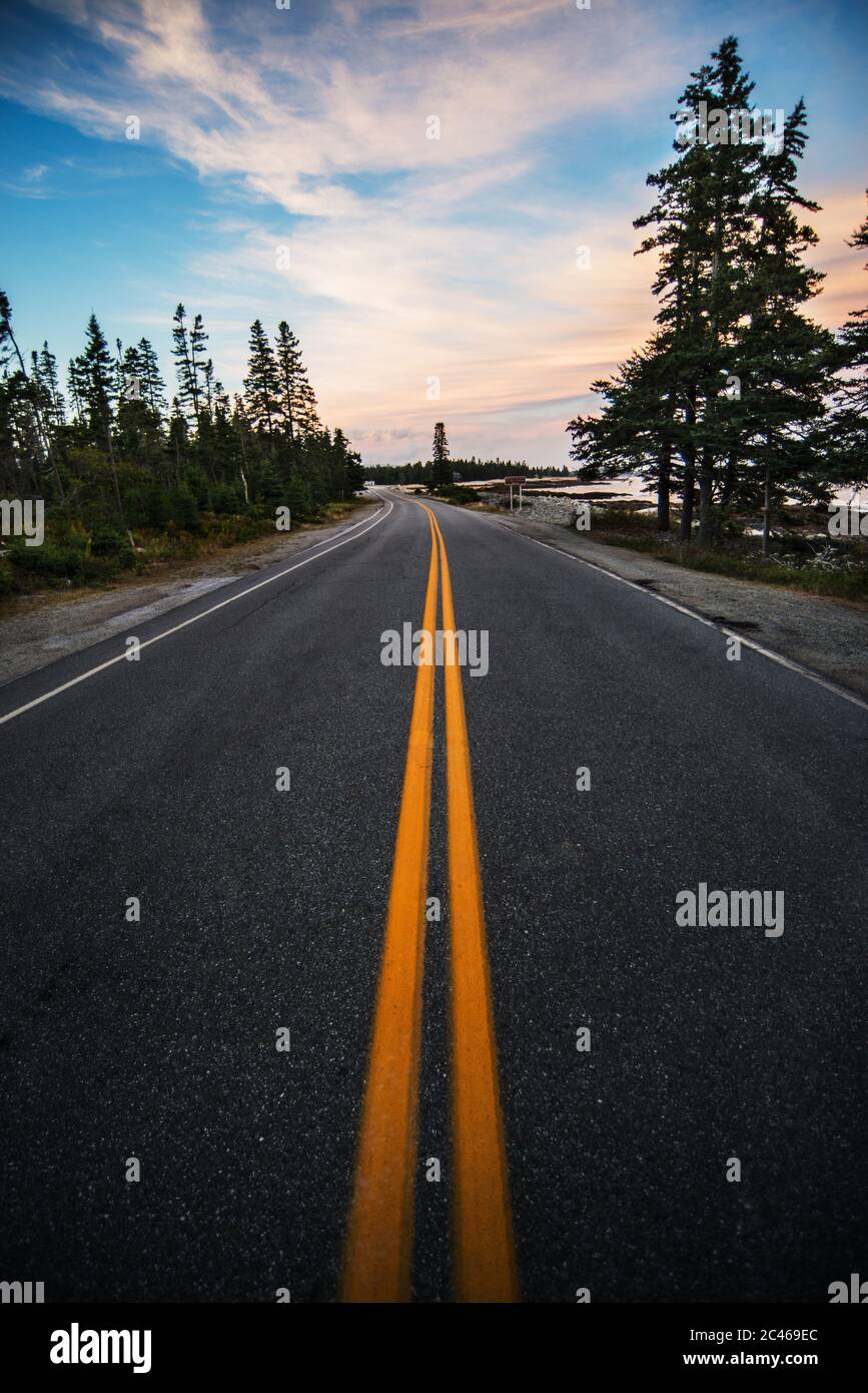 Route traversant Mt. Desert Island, parc national Acadia, États-Unis, Amérique du Nord Banque D'Images