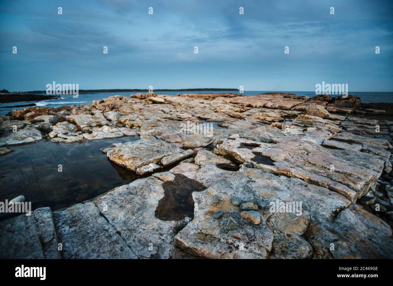 Digue, un digue de granit naturel et de rochers et de rochers à l'état libre situé sur le côté sud-ouest de l'île Mount Desert, par national Acadia Banque D'Images