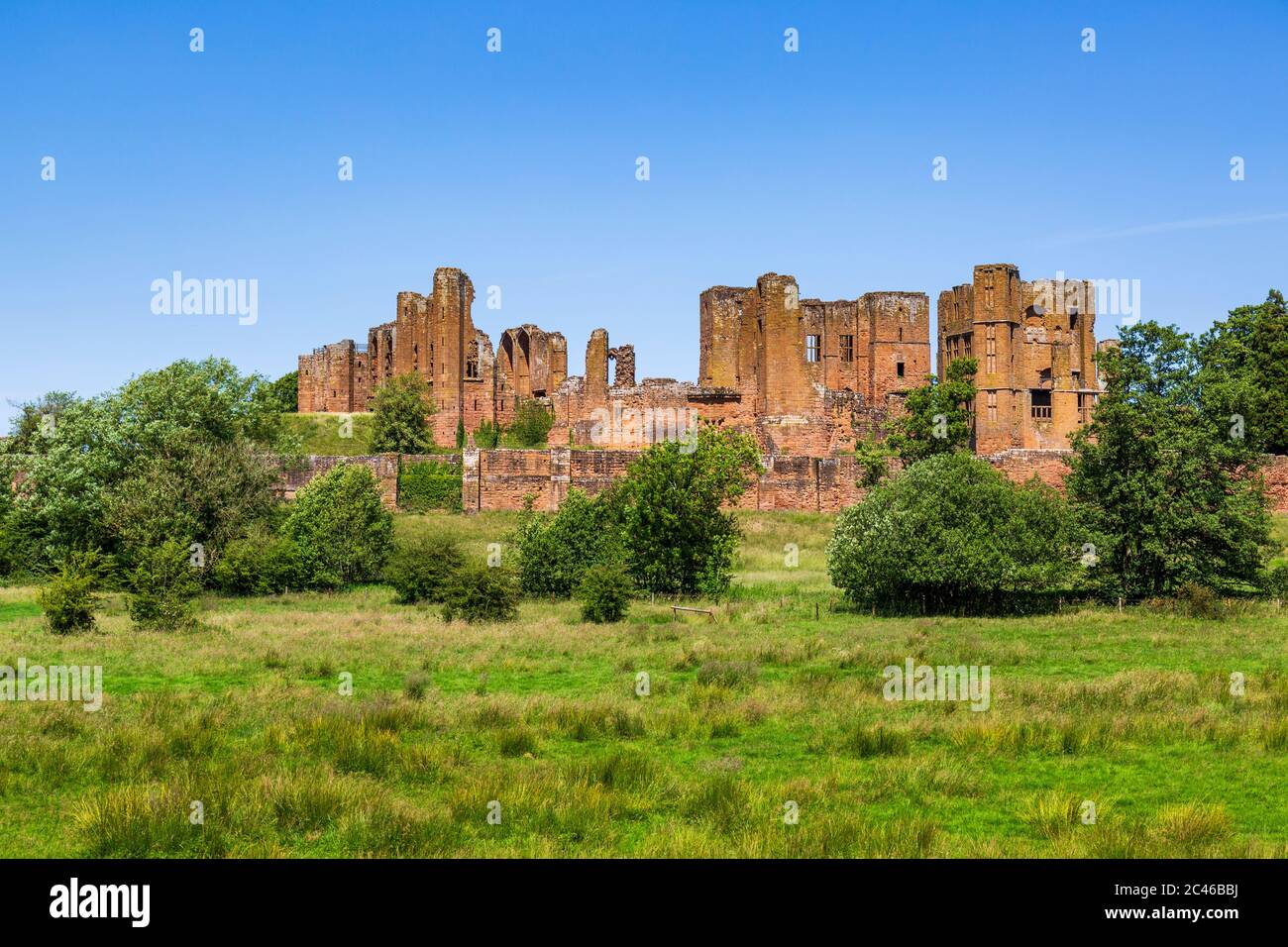 Une vue sud des ruines du château de Kenilworth à travers la Grande Mere, Warwickshire, Angleterre Banque D'Images