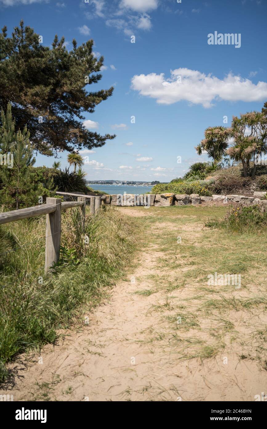 Les jardins de pierre de Sandbanks donnent sur le terrain de jeux millionnaires de Poole Harbour à Dorset Banque D'Images