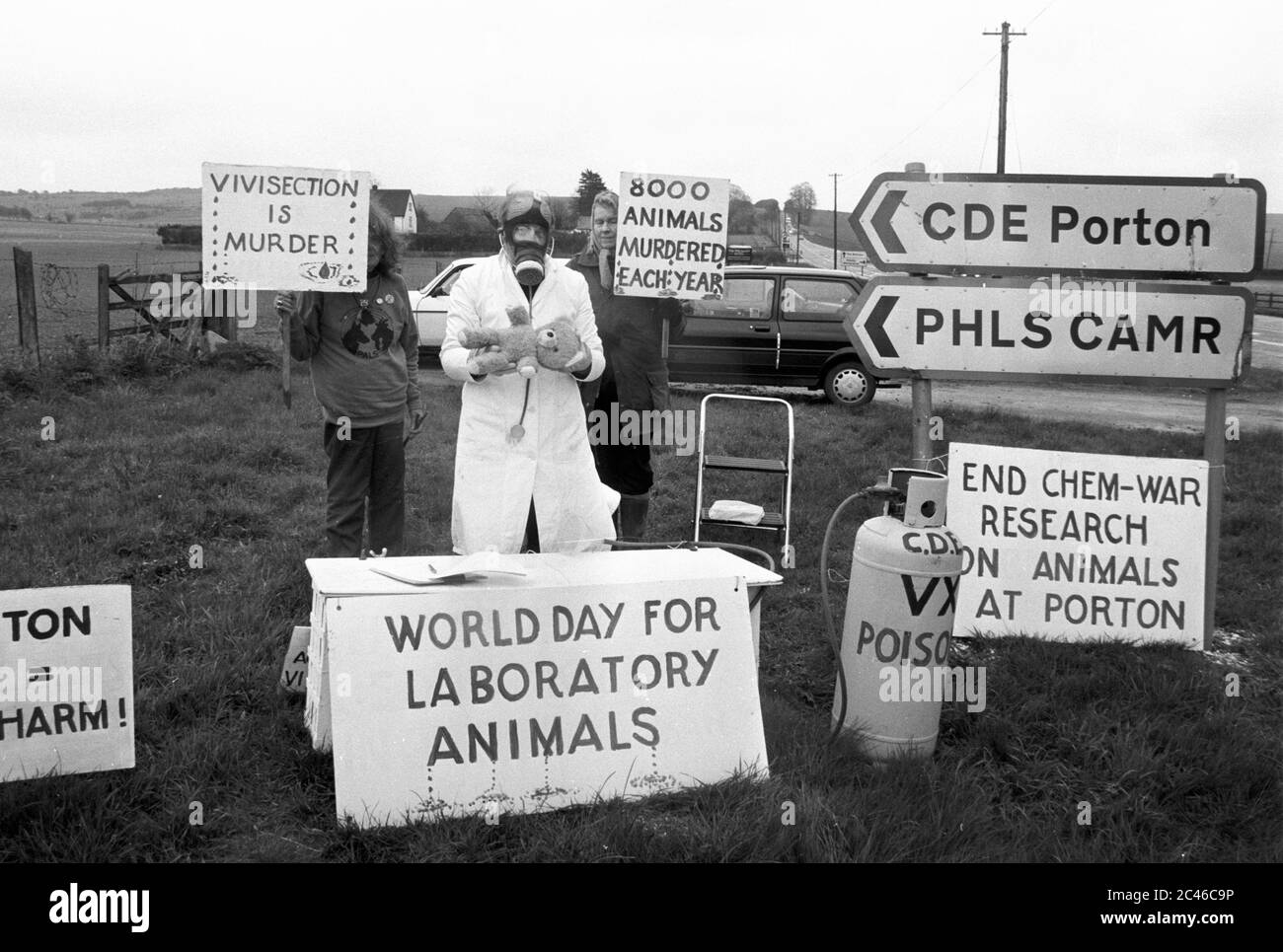 Des manifestants anti-vivisectionnistes se réunissent à l'entrée de l'établissement de défense civile Porton Down dans le Wiltshire. Royaume-Uni. Vers 1992. Banque D'Images
