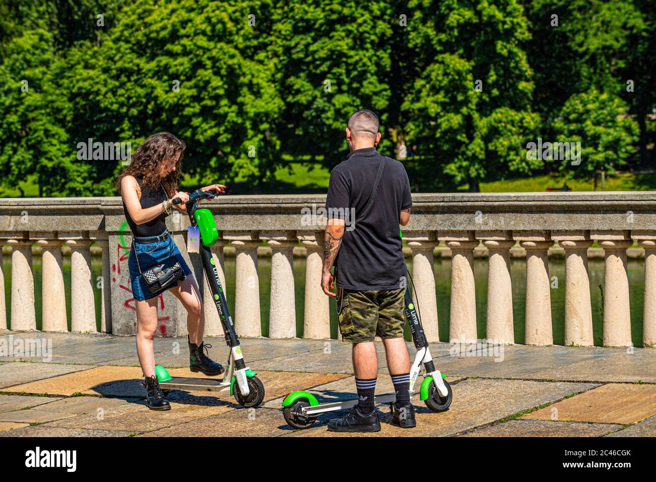 Italie Piémont Turin Valentino Park - personnes avec des scooters électriques Banque D'Images