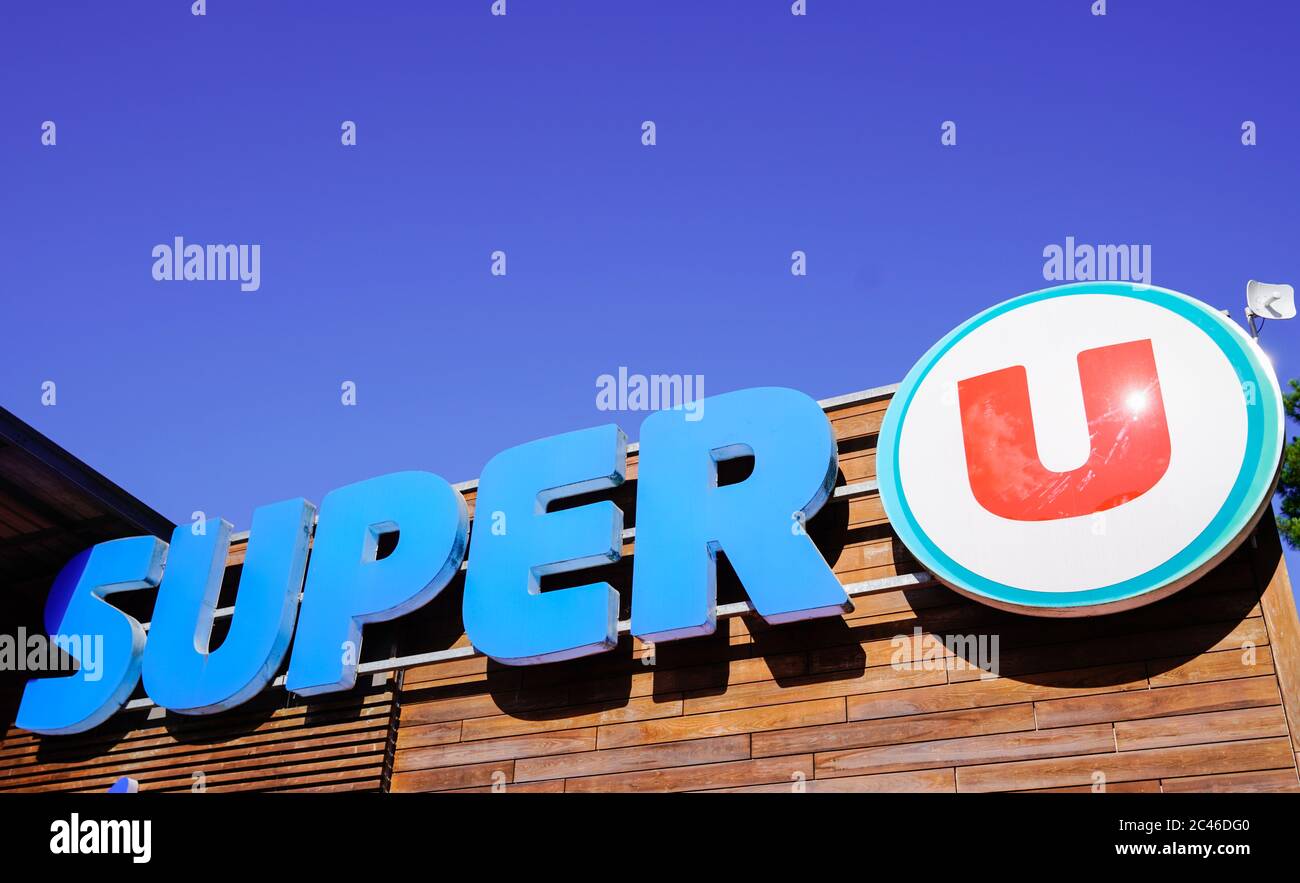Bordeaux , Aquitaine / France - 06 20 2020 : Super U logo magasin de magasin français de construction supermarché Banque D'Images