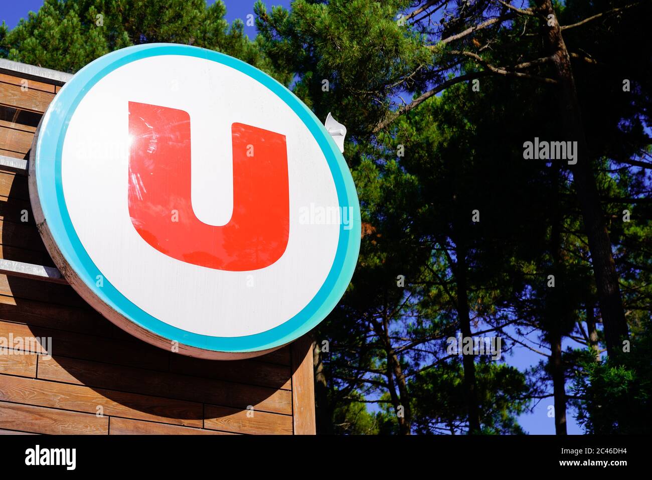 Bordeaux , Aquitaine / France - 06 20 2020 : logo Super U signe u pour supermarché boutique française Banque D'Images
