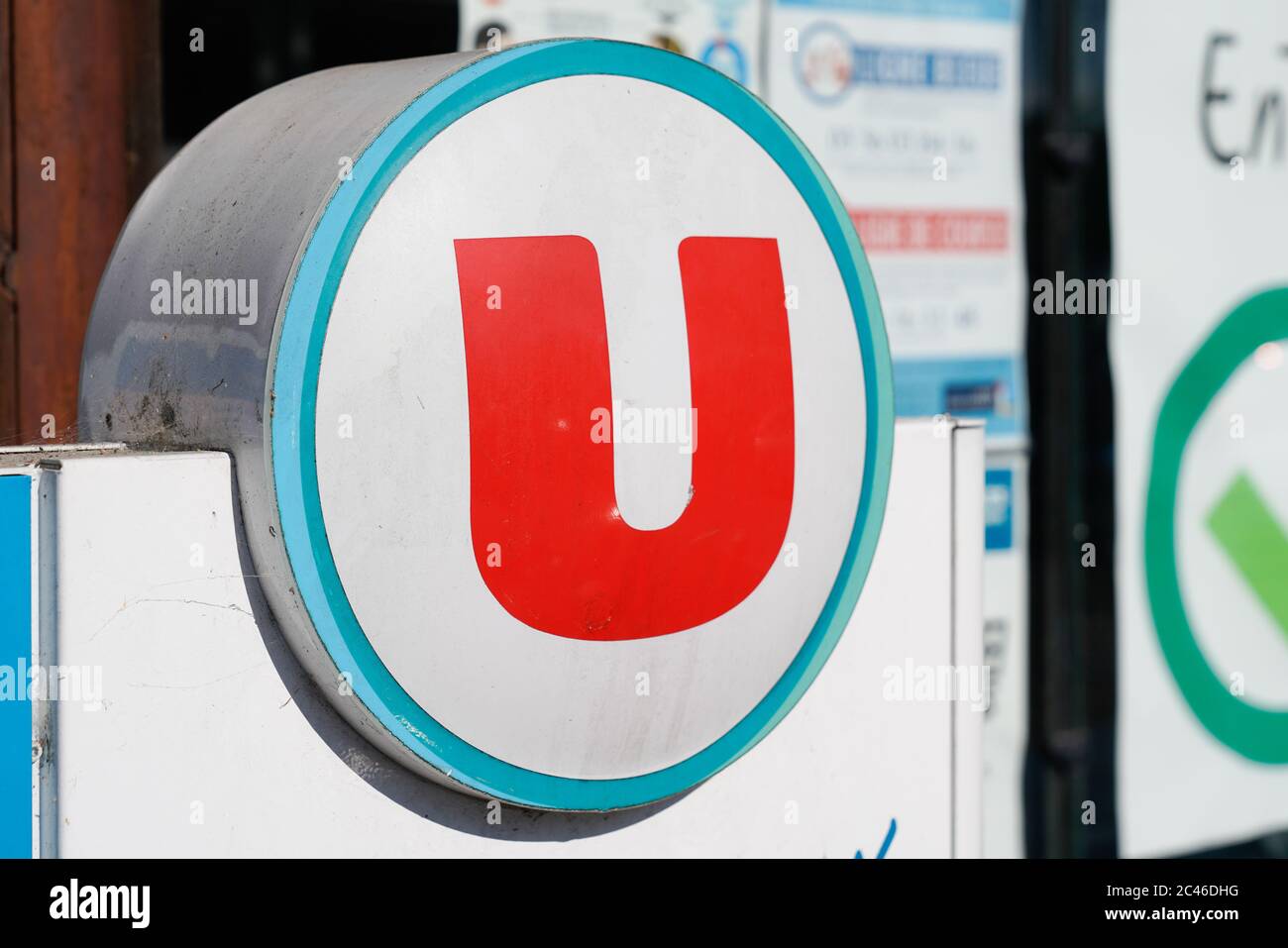 Bordeaux , Aquitaine / France - 06 20 2020 : logo Super U du supermarché français Banque D'Images