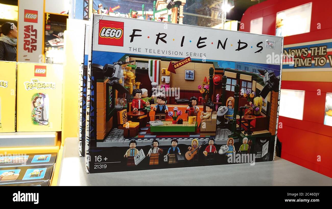 LONDRES, ROYAUME-UNI - 23 février 2020 : la série télévisée Friends a inspiré le jouet LEGO sur une étagère de magasin de jouets Banque D'Images