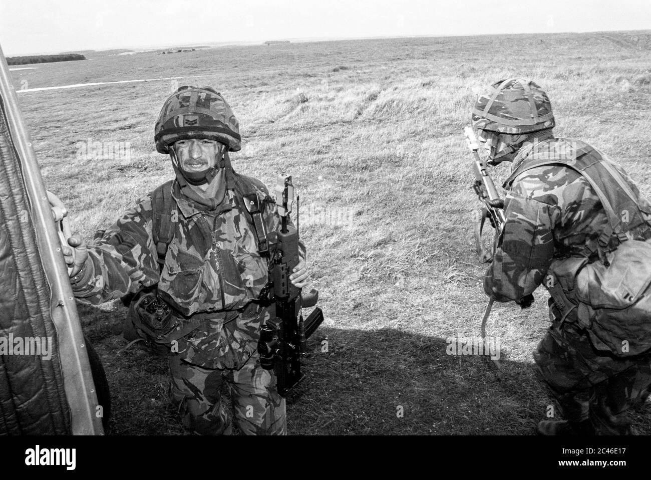 Deux soldats ont conduit le groupe à partir d'un hélicoptère Lynx pendant les jeux de bataille dans la plaine de Salisbury au début des années 1990. Wiltshire. ROYAUME-UNI. Banque D'Images