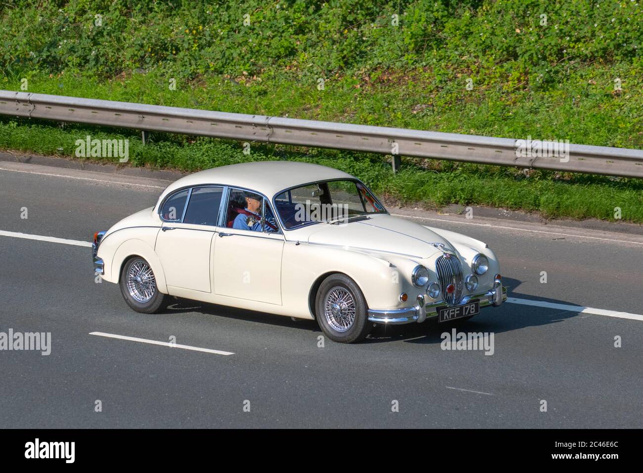 Jaguar MK II 1961 60 DE COULEUR CRÈME ; véhicules mobiles pour la circulation automobile, voiture classique conduisant sur les routes britanniques, moteurs, voitures 60 sur l'autoroute M6 Banque D'Images