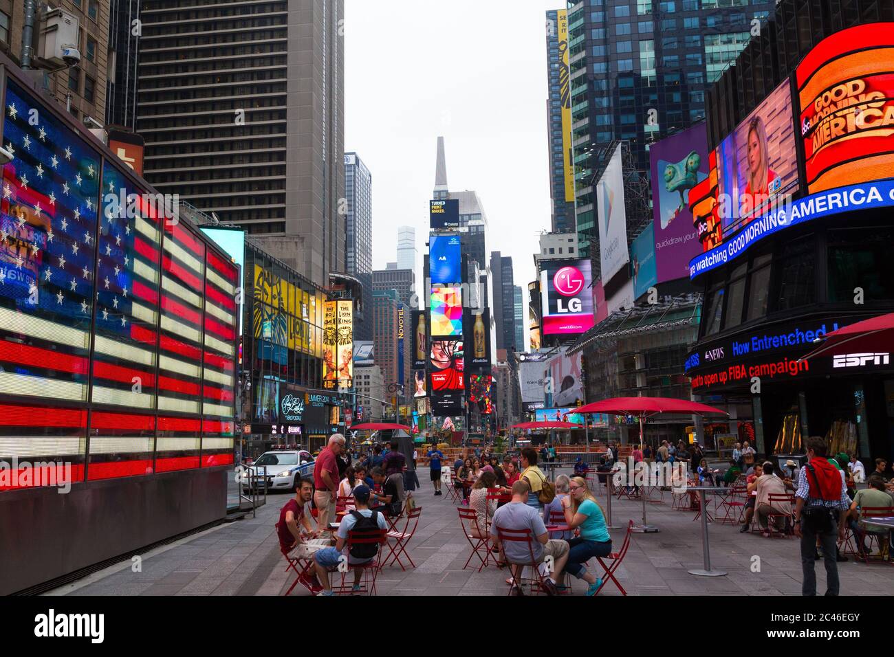 NEW YORK CITY, Etats-Unis - 31 AOÛT 2014 : partie de Time Square pendant la matinée à New York. On peut voir les gens dans la rue Banque D'Images