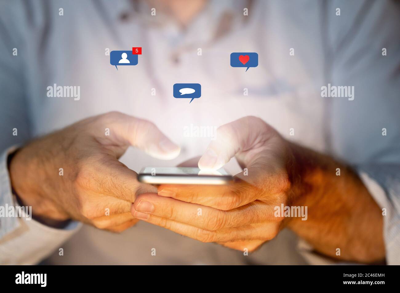 Gros Plan Sur Un Adolescent Ou Un Adulte Sur Les Reseaux Sociaux Envoyant Du Texte Sur Un Smartphone Avec Des Icones De Notification De Reseaux Sociaux Comme Message Amour Et Amis Photo Gros Plan Sur Un Adolescent Ou Un Adulte Sur Les Reseaux Sociaux Envoyant Du Texte Sur Un Smartphone Avec Des Icones De Notification De Reseaux Sociaux Comme Message Amour Et Amis Photo