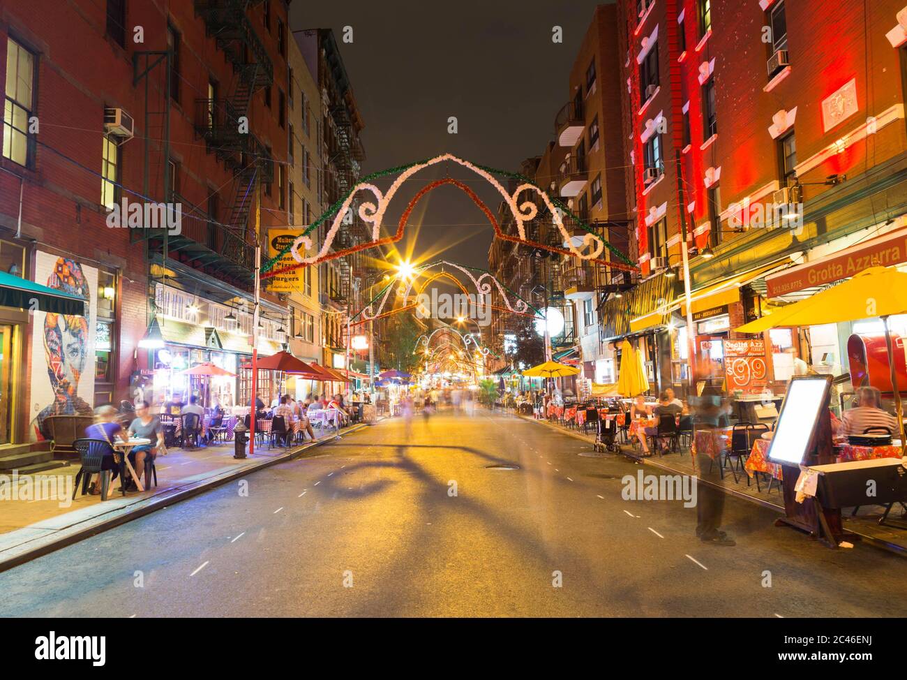 NEW YORK CITY, USA - 1ER SEPTEMBRE 2014 : petite Italie la nuit montrant les gens assis dans les restaurants et l'agitation des gens dans la rue principale Banque D'Images